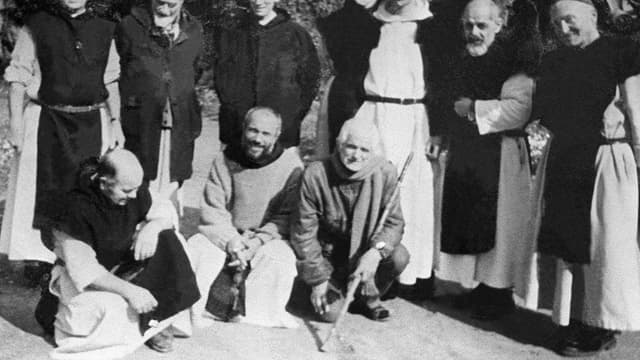 Photographie non datée montrant six des sept moines trappistes de Tibéhirine, en Algérie.