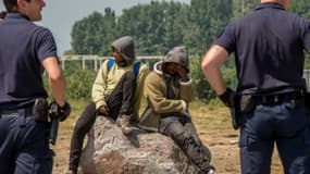 Des policiers surveillent des migrants à Calais, le 1er juin 2017