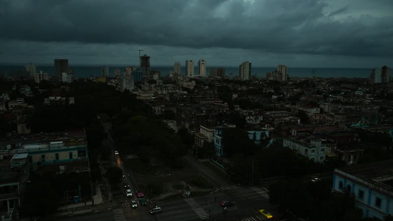 Une vue générale de la ville lors d'une panne d'électricité à l'échelle nationale causée par une panne de réseau à La Havane, prise le 18 octobre 2024.