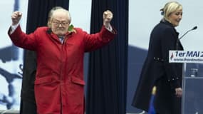 Jean-Marie Le Pen et sa fille Marine Le Pen lors de la fête de Jeanne d'Arc le 1er mai 2015 à Paris.