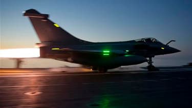 Un Rafale de l'armée française prend son envol à bord du porte-avions Charles-de-Gaulle. La zone d'exclusion aérienne à présente établie sur la Libye, les forces de la coalition se concentrent sur les autres menaces que Mouammar Kadhafi fait peser sur sa