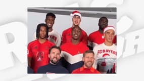 Michael Olise chantant Jingle Bells avec l'équipe du Bayern Munich