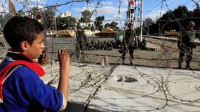 Route menant au palais présidentiel du Caire bloquée par des membres de la Garde républicaine. L'opposition égyptienne a rejeté vendredi le dialogue national proposé la veille par le président Mohamed Morsi pour tenter de sortir de la profonde crise polit