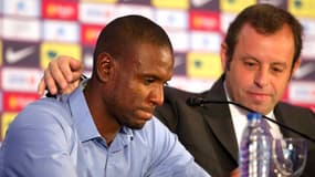 Eric Abidal avec Sandro Rosell lors de ses adieux au Barça en mai 2013