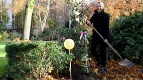 Élisabeth Borne lors de la plantation symbolique de son arbre, un chêne vert, dans le jardin de Matignon, le 28 novembre.