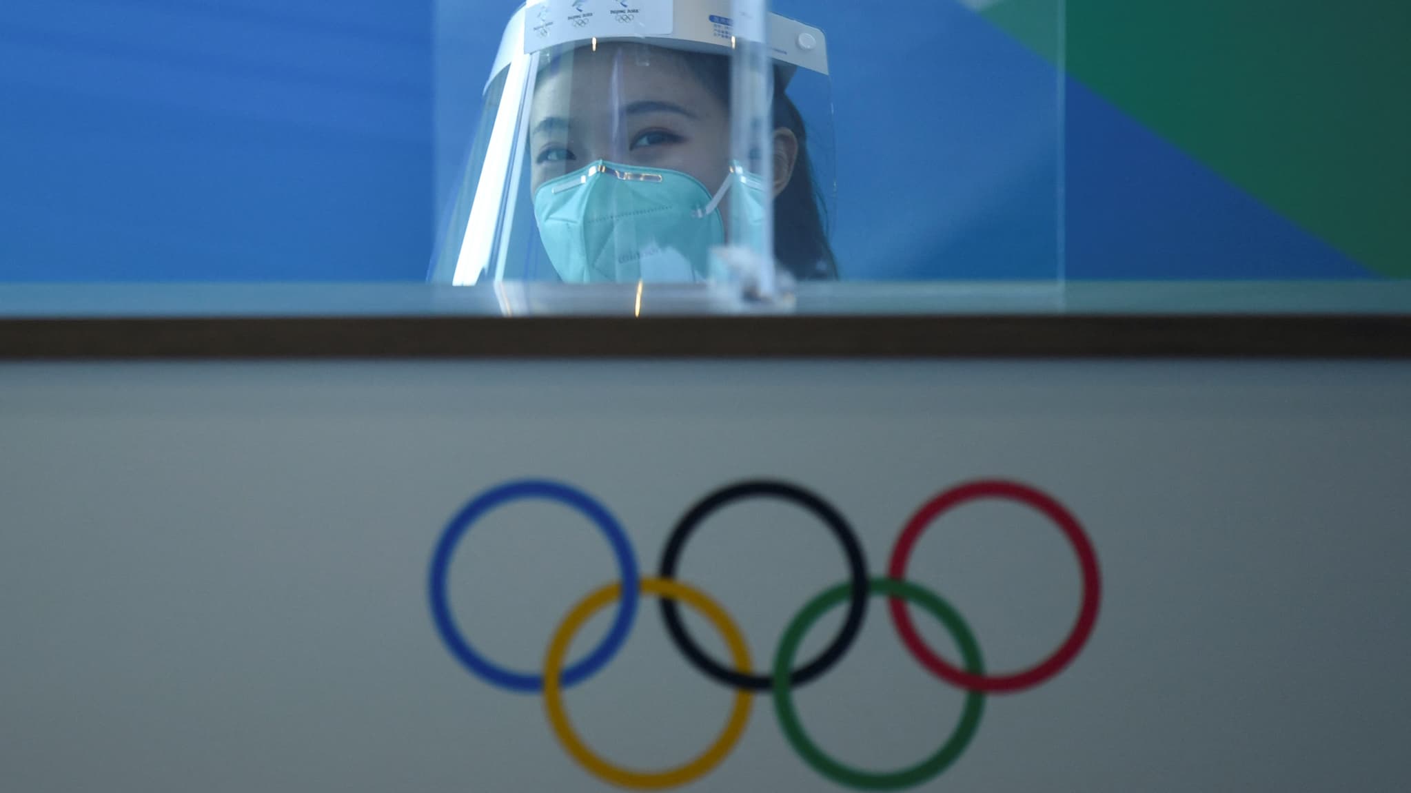 Un volontaire au media center de Pékin 2022