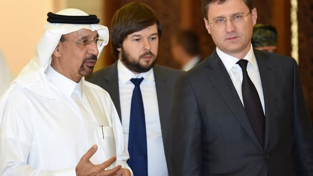 Le ministre russe de l'Énergie, Alexandre Novak (à droite), en compagnie de son homologue saoudien.