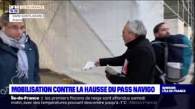 Paris: mobilisation contre la hausse du Pass Navigo devant la gare Saint-Lazare