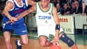 Delaney Rudd (en blanc) face à l'Efes Pilsen Istanbul en quart de finale de l'EuroLeague en 1997
