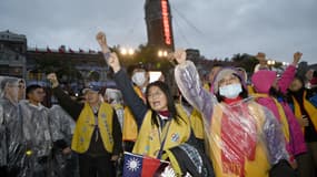 Des manifestants taïwanais ont arboré des gilets jaunes lorsqu'ils ont interrompus une cérémonie du Nouvel an à laquelle assistait la présidente Tsaï Ing-wen.
