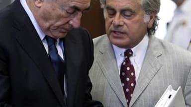 Dominique Strauss-Kahn et un de ses avocats, Benjamin Brafman, au tribunal de New York, le 6 juin. L'ancien patron du FMI a brièvement invoqué l'immunité diplomatique peu de temps après son arrestation, le 14 mai, selon un compte-rendu de police détaillé