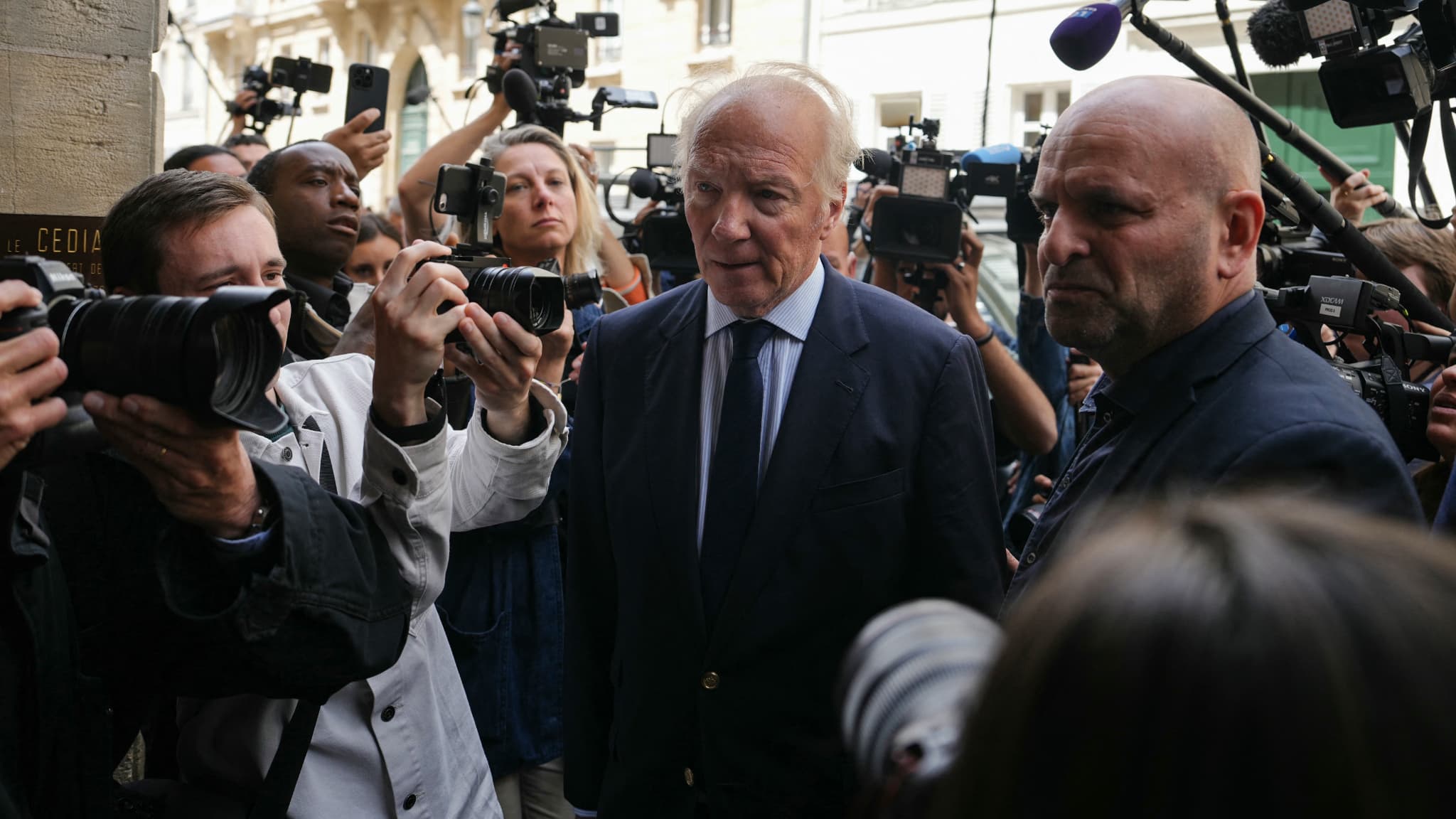 Brice Hortefeux arrivant au bureau politique des LR