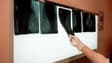 Un médecin examine dans son cabinet médical à Arcueil les radios du sein d'une patiente afin de détecter un éventuel cancer, en 2001.