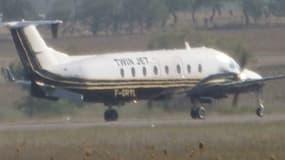 La compagnie aérienne dément avoir convoyé la famille.