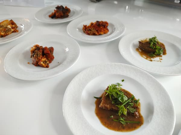 "Moussaka aux légumes" et "agneau, jus réduit à la menthe", deux plats qui seront servis par Sodexo dans le village olympique.