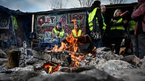 Des gilets jaunes sur un rond-point à Saint-Etienne, le 11 décembre 2018.