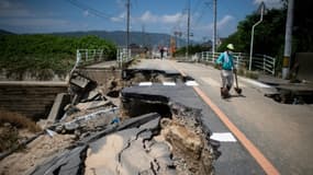 Une route effondrée sous l'effet des pluies diluviennes, le 10 juillet 2018 à Kurashiki, dans le sud du Japon