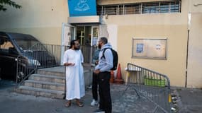 L'imam Ismail (g), de son vrai nom Smaïn Bendjilali, de la mosquée des Bleuets, parle avec des habitants du quartier après sa conférence de presse, le 9 septembre 2024 à Marseille