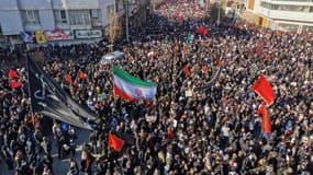 Les Iraniens se rassemblent pour l'enterrement du général Qassem Soleimani dans sa ville natale de Kerman le 7 janvier 2020