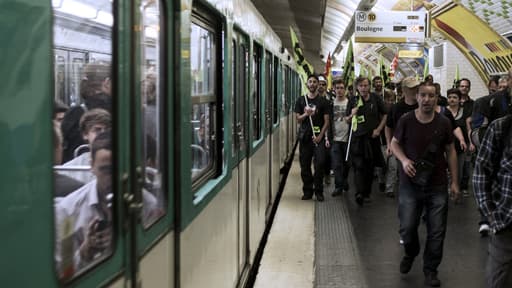 Des manifestants sur le quai de la ligne 10 du métro, mercredi à Paris.