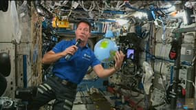 L'astronaute Thomas Pesquet donne une conférence de presse depuis la Station spatiale internationale, le 30 avril 2021.