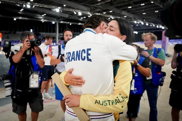 L'Australienne et médaillée d'or en BMX Sara Sakakibara avec son compagnon, le Français Romain Mahieu, médaillé de bronze, JO de Paris 2024, 2 août 2024