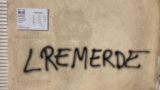 Le mur de la permanence Cécile Rilhac a été tagué.