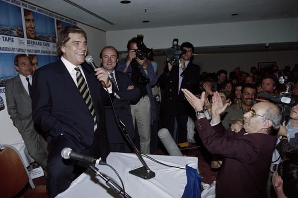 Pleine lucarne. Bernard Tapie célèbre, le 12 juin 1999 à Marseille, les 12,03% de sa liste Énergie radicale aux européennes. Pleine lucarne. Bernard Tapie célèbre, le 12 juin 1999 à Marseille, les 12,03% de sa liste Énergie radicale aux européennes.