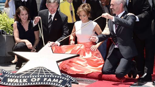 Jennifer Lopez recevant son étoile sur le "Hollywood Walk of Fame".