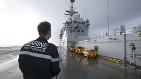 Un membre de la Marine nationale sur le pont du porte-hélicoptères amphibie Tonnerre, pendant l'exercice Polaris 21, le 26 novembre 2021 au large de la Corse