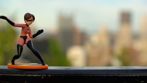 Figurine représentant la superhéroïne masquée Elastigirl, dans le dessin animé "Les Indestructibles".