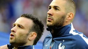 Karim Benzema et Mathieu Valbuena sous le maillot de l'équipe de France avant d'affronter la Jamaïque à Villeneuve-d'Ascq, le 8 juin 2014