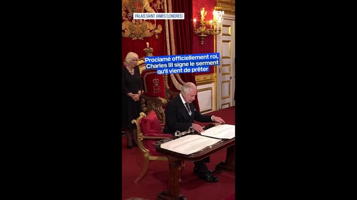 Les images de Charles III qui signe le serment qu'il vient de prêter juste après avoir été proclamé roi