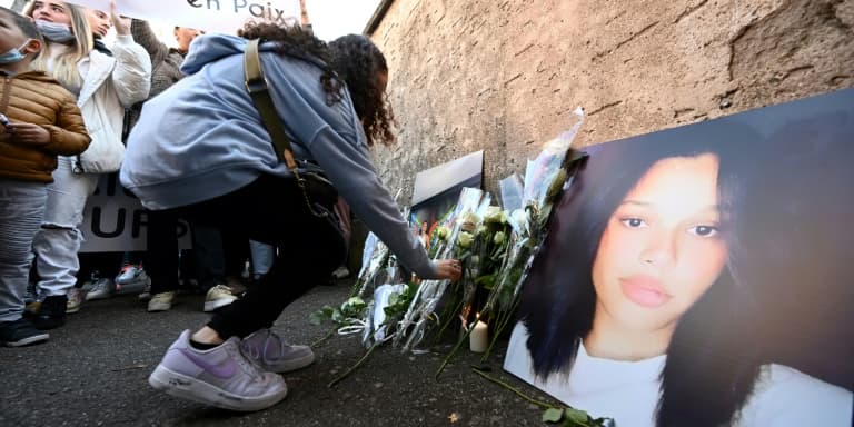 Une jeune femme dépose des fleurs près du portrait de Dinah, à l'occasion d'une marche blanche en la mémoire de la jeune fille, qui s'est suicidée début octobre, le 24 octobre 2021 à Mulhouse (Haut-Rhin). (Photo d'illustration)