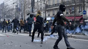 Violences en marge d'une manifestation à Paris, au lendemain de la mort de trois Kurdes tués par balle, dans le Xe arrondissement de la capitale, le 24 décembre 2022