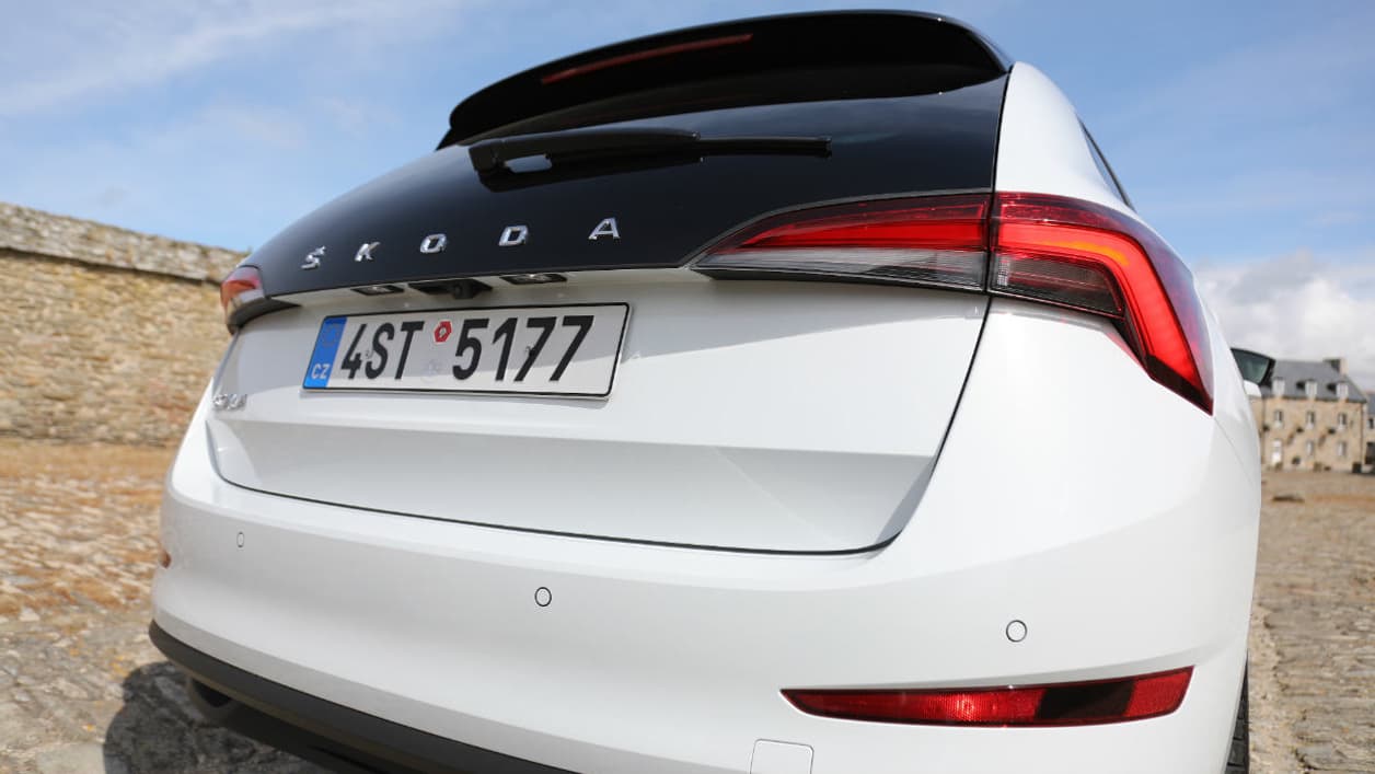 La face arrière de la Scala intrigue. Disponible dans les packs Look et Ambition, la lunette prolongée et teintée noire apporte une touche d’élégance, le décrochage de chaque côté offre lui du dynamisme. Le tout donne à la berline de faux airs de break. La face arrière de la Scala intrigue. Disponible dans les packs Look et Ambition, la lunette prolongée et teintée noire apporte une touche d’élégance, le décrochage de chaque côté offre lui du dynamisme. Le tout donne à la berline de faux airs de break.