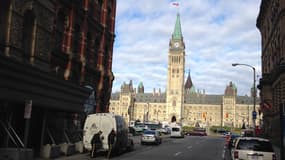 Vue éloignée du parlement canadien à Ottawa. Le quartier est bouclé par la police.