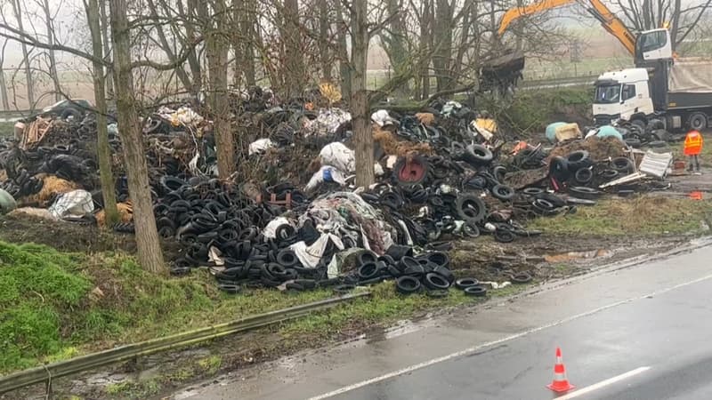 Bergues: vaste opération pour retirer les déchets accumulés sur l'A25 lors du blocage des agriculteurs