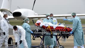 Transfert d'un patient atteint de Covid-19 vers l'hôpital de Münster en Allemagne depuis l'aéroport de Lille-Lesquin, le 10 novembre 2020 