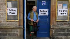 Bureau de vote à Pitlochry Town Hall, en Ecosse. Les Britanniques ont commencé à voter pour élire leurs 650 représentants à la chambre des Communes dans un scrutin législatif qui s'annonce comme le plus serré depuis 1992. /Photo prise le 6 mai 2010/REUTER