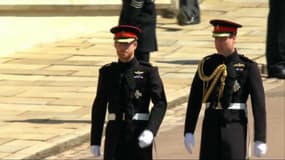 Le prince Harry arrive avec son frère William à la chapelle Saint-Georges 