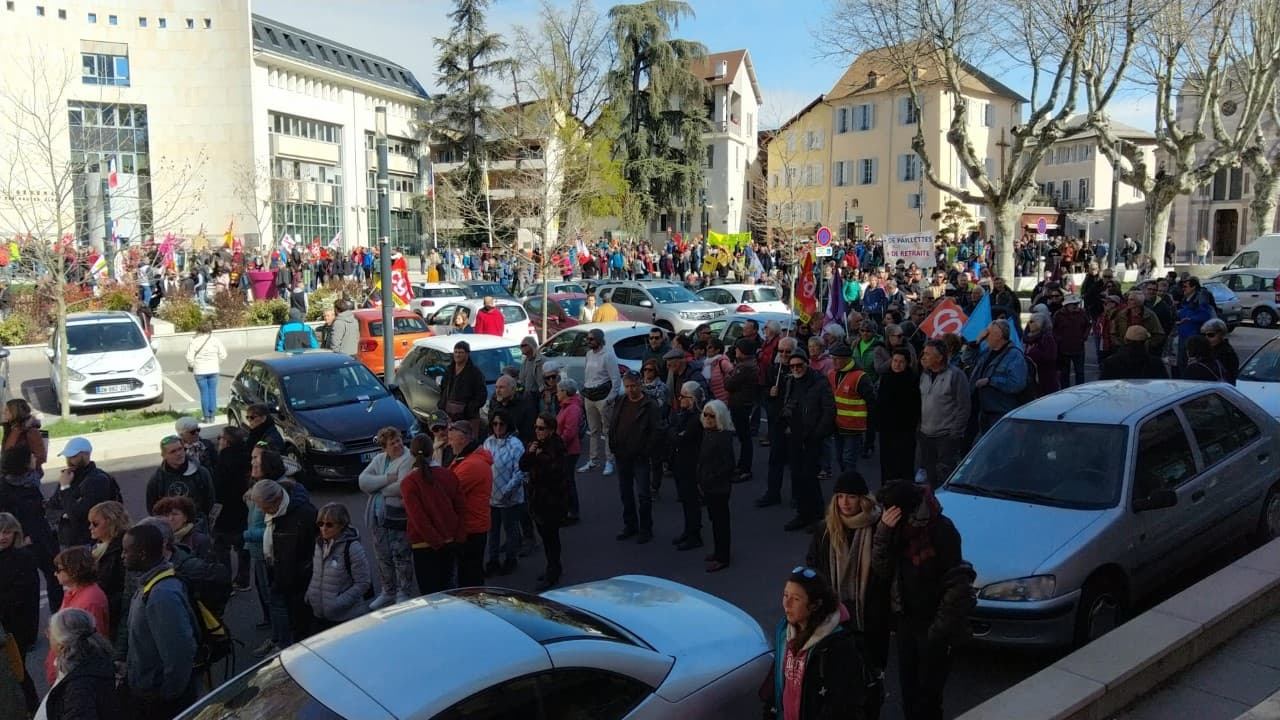 3000 personnes ont défilé dans les rues de Gap selon les syndicats. 3000 personnes ont défilé dans les rues de Gap selon les syndicats.