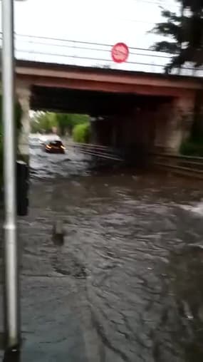 Un déluge s'abat sur Villeneuve-le-Roi - Témoins BFMTV