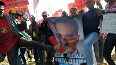 Des manifestants contre Barack Obama à Soweto.