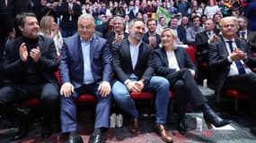 Le leader italien de la Lega Matteo Salvini, le Premier ministre hongrois Viktor Orban, le leader espagnol de Vox Santiago Abascal, la présidente du groupe RN à l'Assemblée Marine Le Pen et le président néerlandais du PVV Geert Wilders (de g à d), lors du rassemblement "Make Europe Great Again" à Madrid, le 8 février 2025
