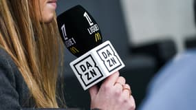 Un micro de DAZN.