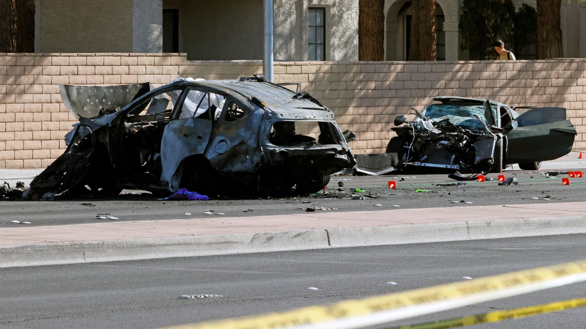 Les carcasses des deux véhicules brûlés après l'accident