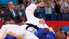 Audrey Tcheuméo (en bleu) a été battue jeudi à Londres par la Britannique Gemma Gibbons en demi-finales des Jeux olympiques dans la catégorie des moins de 78 kg. La judoka française disputera un dernier combat pour tenter d'obtenir une médaille de bronze.