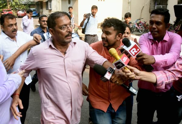 L'acteur Nana Patekar encerclé par des journalistes ce lundi, alors qu'il est accusé d'agression sexuelle par l'actrice Tanushree Dutta.