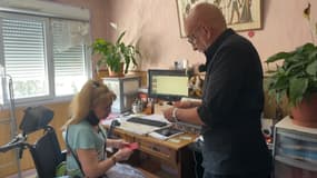 Un policier aide une habitante de Toulon à faire son procuration à domicile pour les élections législatives le 17 juin 2024.